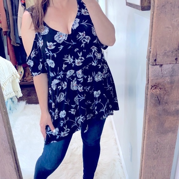 Torrid black floral cold shoulder top size 3X - Picture 1 of 7